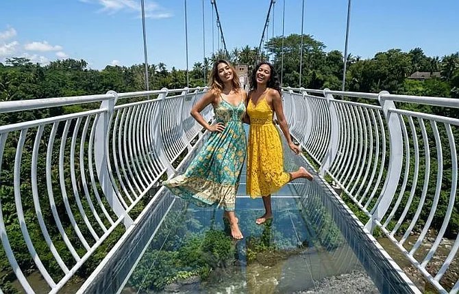 Friends posing together on the Bali glass bridge
